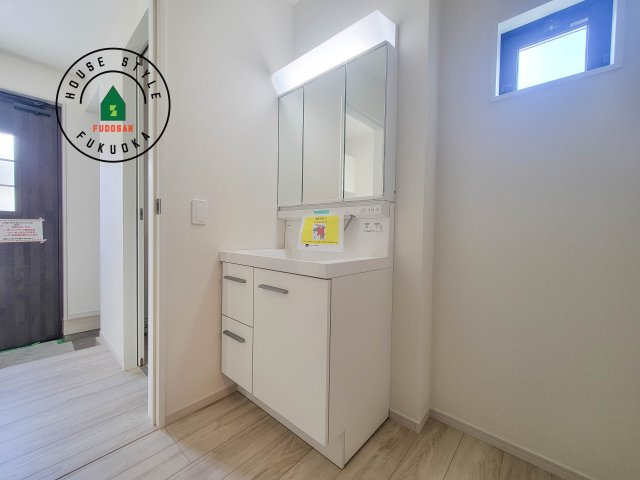 福岡市南区老司5丁目第5-1棟（1号棟）　の独立洗面台|毎日使うものだから清潔な空間を保ちたい水回り。洗面にはそんな願いを解消させてくれる収納アイデアが満載です。三面鏡の裏側にはキャビネットが現れ小物から背の高い物まで収納できます。