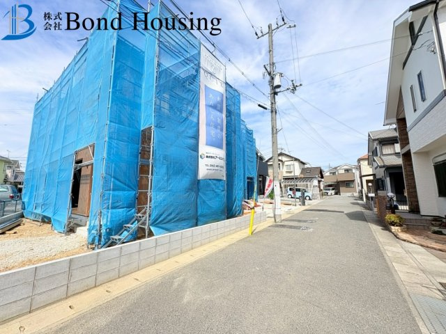 角地で陽当り・通風良好　LDKは広々18帖　竜が岡　全3棟　3号棟の前面道路含む現地写真