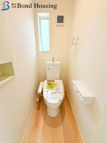 お車2台駐車可能・LDKは約18帖　竜が岡　全3棟　1号棟のトイレ