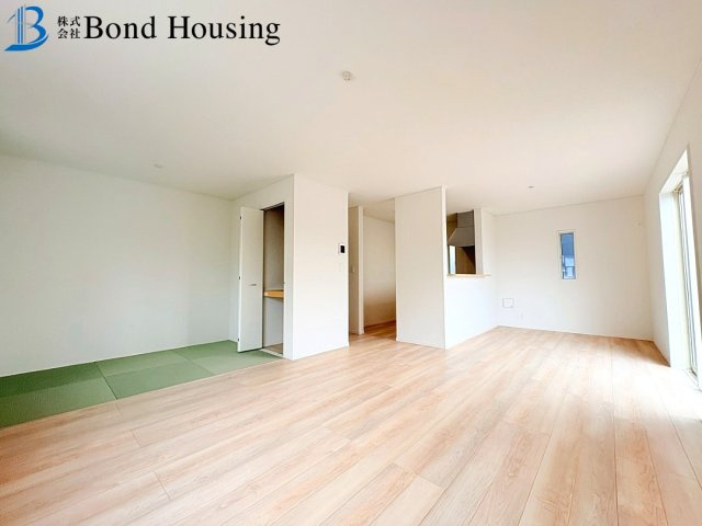 お車2台駐車可能・LDKは約18帖　竜が岡　全3棟　1号棟の居間・リビング