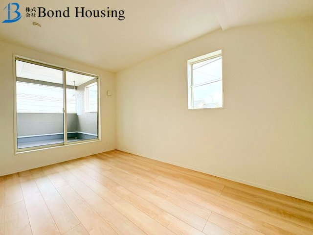 お車2台駐車可能・LDKは約18帖　竜が岡　全3棟　1号棟の洋室
