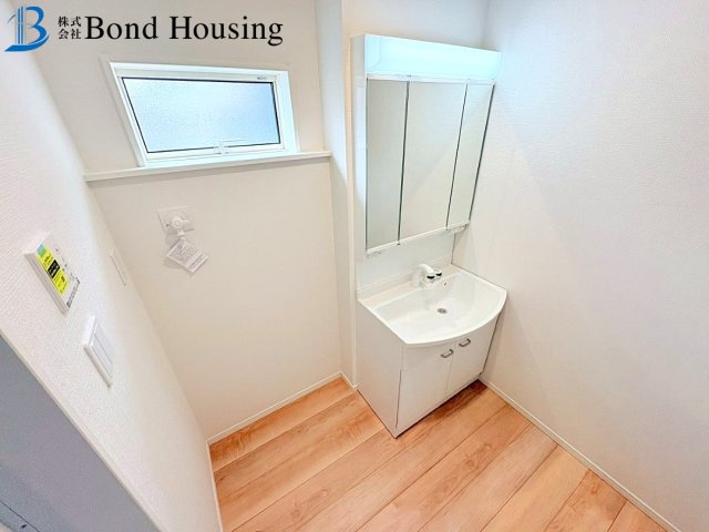 お車2台駐車可能・LDKは約18帖　竜が岡　全3棟　1号棟の独立洗面台