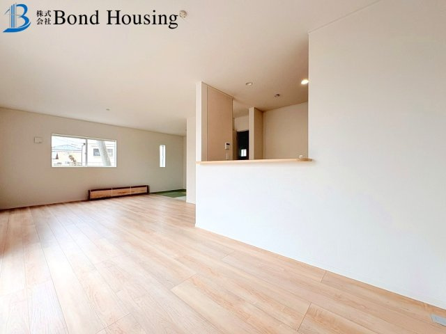 お車2台駐車可能・LDKは約18帖　竜が岡　全3棟　1号棟の居間・リビング