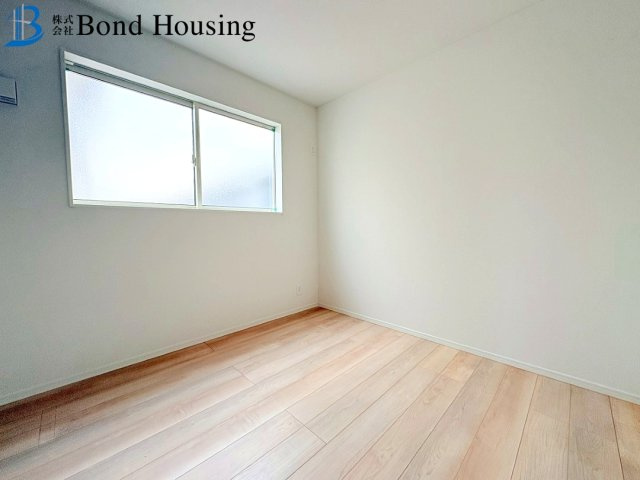 お車2台駐車可能・LDKは約18帖　竜が岡　全3棟　1号棟の洋室