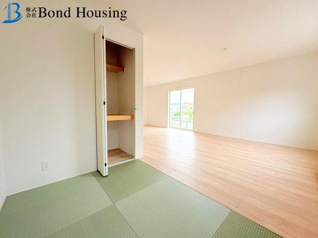 お車2台駐車可能・LDKは約18帖　竜が岡　全3棟　1号棟の和室