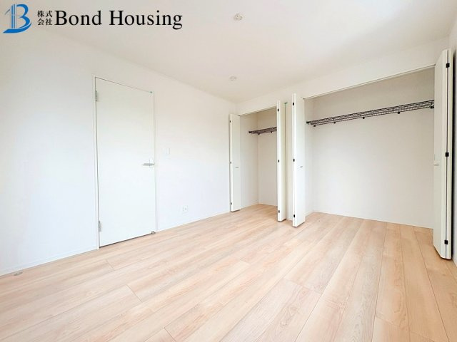 お車2台駐車可能・LDKは約18帖　竜が岡　全3棟　1号棟の洋室