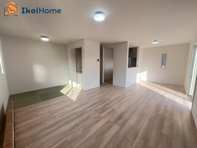 神戸市西区竜が岡第9　1号棟　新築戸建の居間・リビング|【ホームページに現地動画掲載中】●年中無休：当日予約可●カウンターキッチンからは室内が見渡せます。