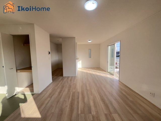 神戸市西区竜が岡第9　1号棟　新築戸建の居間・リビング|【ホームページに現地動画掲載中】●年中無休：当日予約可●フロア－コーティングなどローンに組込む事も可