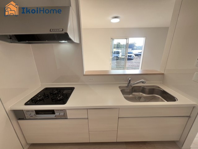 神戸市西区竜が岡第9　1号棟　新築戸建のキッチン|【ホームページに現地動画掲載中】●年中無休：当日予約可●三口コンロには火口にＳＩセンサーを搭載！