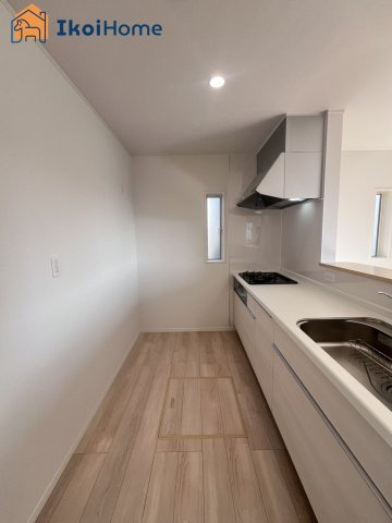 神戸市西区竜が岡第9　1号棟　新築戸建のキッチン|【ホームページに現地動画掲載中】●年中無休：当日予約可●キッチン同色のカップボードご依頼も承ります