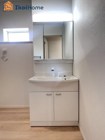 神戸市西区竜が岡第9　1号棟　新築戸建の洗面所|【ホームページに現地動画掲載中】●年中無休：当日予約可●洗面台はお化粧をする時に便利な3面鏡。