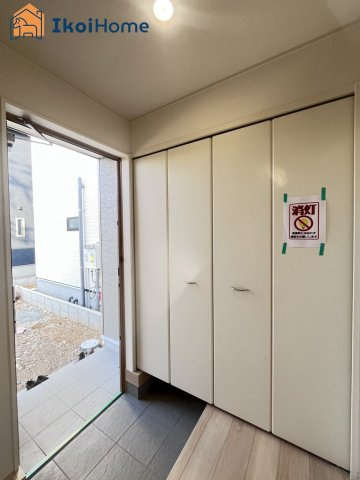 神戸市西区竜が岡第9　1号棟　新築戸建の玄関|【ホームページに現地動画掲載中】●年中無休：当日予約可●玄関は大きな靴箱が完備！大変便利でございます