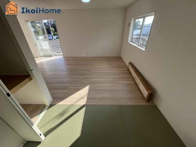 神戸市西区竜が岡第9　1号棟　新築戸建の内装|【ホームページに現地動画掲載中】●年中無休：当日予約可●リビングと和室が繋がっているので便利です！