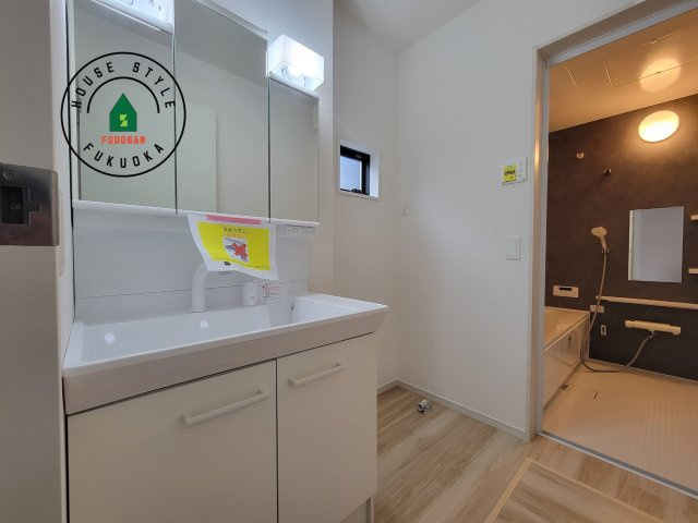 筑紫野市筑紫駅前通2丁目第1-1棟（1号棟）　の脱衣所|ゆとりの洗面スペースで朝の身支度もスムーズに。暮らしを快適に変えるシャワー付洗面台です！