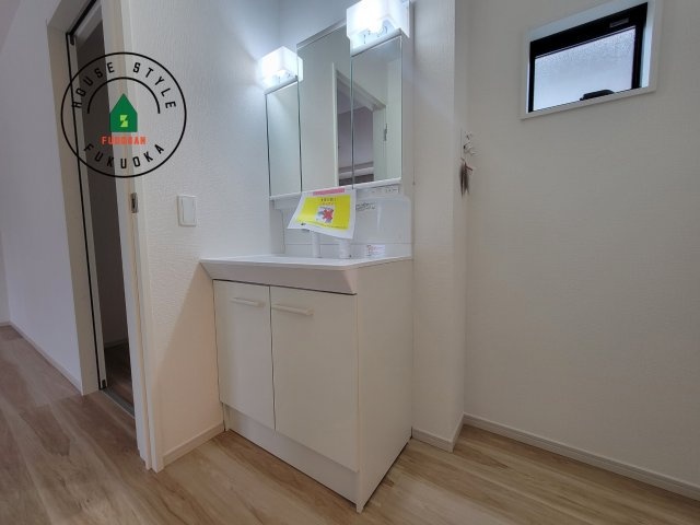 筑紫野市筑紫駅前通2丁目第1-1棟（1号棟）　の独立洗面台|毎日使うものだから清潔な空間を保ちたい水回り。洗面にはそんな願いを解消させてくれる収納アイデアが満載です。三面鏡の裏側にはキャビネットが現れ小物から背の高い物まで収納できます。