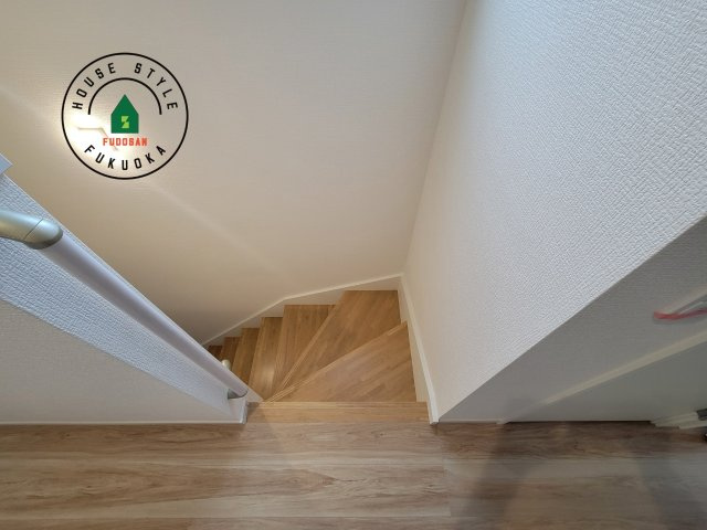 筑紫野市筑紫駅前通2丁目第1-1棟（1号棟）　の内装|＜手すり付階段＞手すりがないと階段の昇り降りで危険なことはもちろん、壁に手をつきながら歩くことで壁紙が汚れやすくなります。すべての方に快適に昇り降りしていただくため、手すりを設置しました。