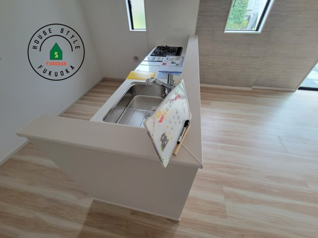 筑紫野市筑紫駅前通2丁目第1-1棟（1号棟）　のダイニング|キッチンから立ち込める香りが今日の料理を期待させます。