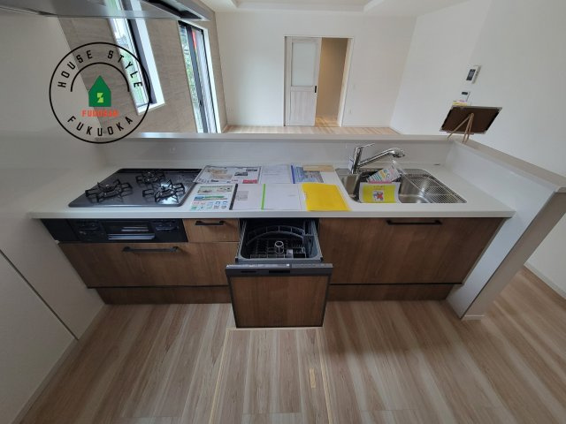 筑紫野市筑紫駅前通2丁目第1-1棟（1号棟）　のキッチン|ご家族を近くに感じられる対面キッチンのLDK。会話もはずみそうですね。