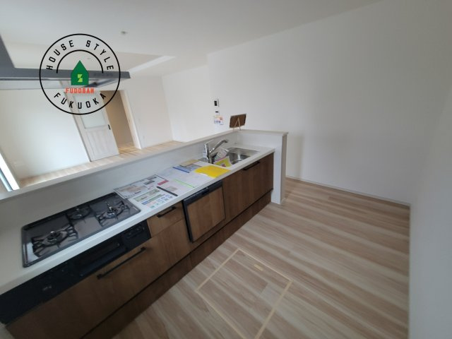 筑紫野市筑紫駅前通2丁目第1-1棟（1号棟）　のキッチン|ダイニングテーブルへの配膳がラクラク、お料理はかどるカウンター付きシステムキッチン！