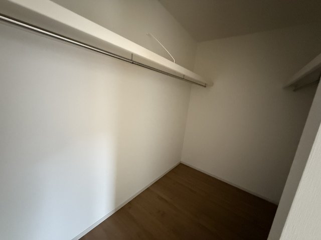 志摩師吉　3棟の収納|洋室8.5帖のウォークインクローゼット