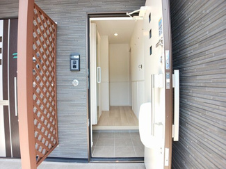 【玄関】 | ラ・メゾン土浦Ⅱ | 収納もある玄関です