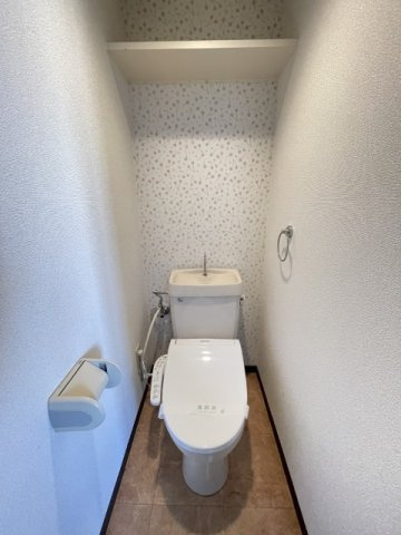 加古川市平岡町高畑の賃貸マンションのトイレ|落ち着いた色調のトイレです