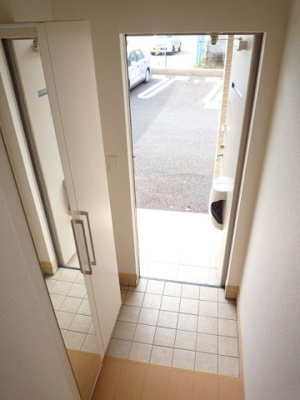 【玄関】 | アーバングレイス | 明るい玄関です