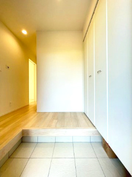 新築戸建　沼津市東椎路第6　全1棟　の玄関