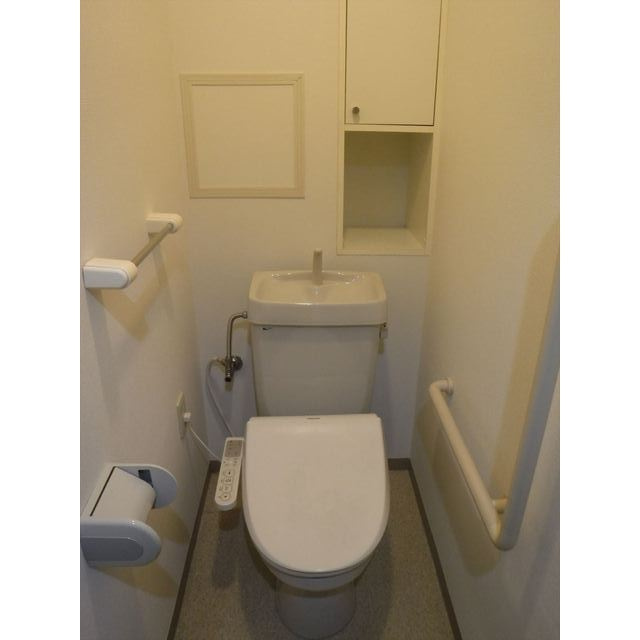 ルクレ川口イーストのトイレ|落ち着いた色調のトイレです