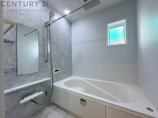 気密性と断熱性に優れ、外気の影響を受けにくく、浴室内の温度を一定に保ちやすいです。特に冬場は、暖房効率が高まり、快適なバスタイムを過ごせます。