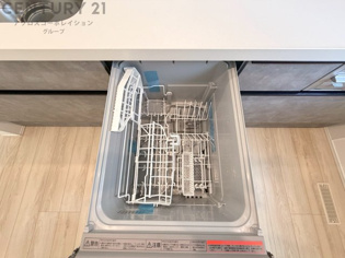 食器洗浄乾燥機は手洗いに比べて時間や労力を節約できます。また、高温のお湯で洗浄されるため、雑菌や細菌を殺菌する効果もあります。さらに、乾燥機能があるため、手で拭く手間も省け衛生的に保管できます。