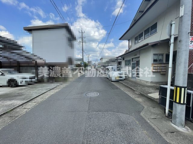 ６５７７２　岐阜市万代町１丁目土地の前面道路含む現地写真