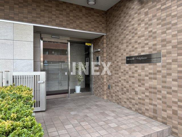 横浜市西区平沼２丁目の賃貸マンションのエントランス