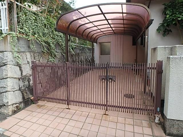 星和台４丁目戸建の駐車場