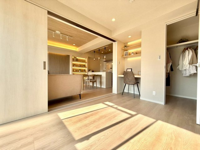 秀和幡ケ谷レジデンスの洋室|洋服はもちろん、お子様との思い出もたっぷりとしまうことができるウォークインクローゼット付き！

ご内見希望・資料請求などお気軽にお問い合わせ下さい！
03-5990-5201