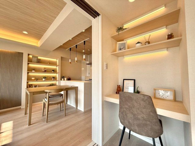 秀和幡ケ谷レジデンスの洋室|白を基調としたお部屋は光を反射するため、お部屋が明るく美しく見えますね！

ご内見希望・資料請求などお気軽にお問い合わせ下さい！
03-5990-5201