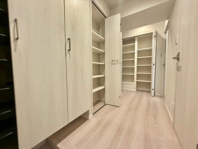 秀和幡ケ谷レジデンスの玄関|玄関横にはシューズボックスがついているため、片付いた玄関がキープできます！

ご内見希望・資料請求などお気軽にお問い合わせ下さい！
03-5990-5201