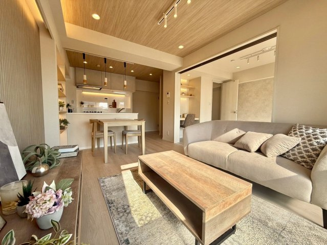 秀和幡ケ谷レジデンスの居間・リビング|大きな窓からたっぷりと注ぐ陽光を浴びながら、朝食やティータイムを楽しめます。

ご内見希望・資料請求などお気軽にお問い合わせ下さい！
03-5990-5201