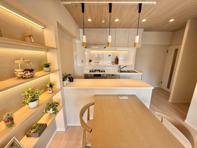 秀和幡ケ谷レジデンスの居間・リビング|ちょっとした収納スペースは思いのほか頼りになる存在です。使い方はアイデア次第！

ご内見希望・資料請求などお気軽にお問い合わせ下さい！
03-5990-5201