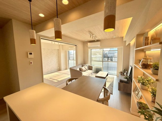 秀和幡ケ谷レジデンスの居間・リビング|リビング隣には洋室があり、客間としてやお子様の遊び場としてお使い頂けます。戸を開ければ大きなリビング空間！

ご内見希望・資料請求などお気軽にお問い合わせ下さい！
03-5990-5201