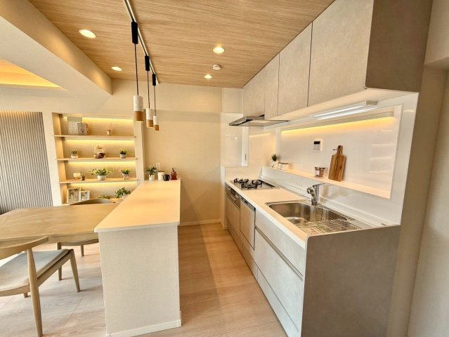 秀和幡ケ谷レジデンスのキッチン|来客時には会話を楽しみながらお茶の準備ができる、対面式キッチン。

ご内見希望・資料請求などお気軽にお問い合わせ下さい！
03-5990-5201