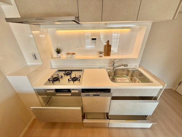 秀和幡ケ谷レジデンスのキッチン|ビルトインタイプの食洗機付き！家事の時間と、手洗いに比べて使用水量も軽減します！

ご内見希望・資料請求などお気軽にお問い合わせ下さい！
03-5990-5201