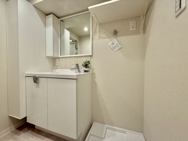 秀和幡ケ谷レジデンスの独立洗面台|白を基調にした飽きのこない空間は、質感豊かな仕上がり。

ご内見希望・資料請求などお気軽にお問い合わせ下さい！
03-5990-5201