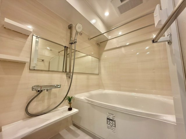 秀和幡ケ谷レジデンスの浴室|浴室乾燥機付きのため、天気を気にせずお洗濯物を干すことができます！花粉や梅雨の時期にも便利ですね。

ご内見希望・資料請求などお気軽にお問い合わせ下さい！
03-5990-5201