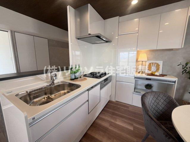 コム古川橋のキッチン|ビルトイン三口コンロ　カップボード付き
■物件内覧・資金計画相談・住宅ローン相談、リフォーム相談、お問合せ受付中■
※当日・翌日のご内覧、ご相談はお電話でのお問合せがスムーズです！