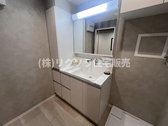 コム古川橋の独立洗面台|三面鏡付き独立洗面台　収納有
■物件内覧・資金計画相談・住宅ローン相談、リフォーム相談、お問合せ受付中■
※当日・翌日のご内覧、ご相談はお電話でのお問合せがスムーズです！