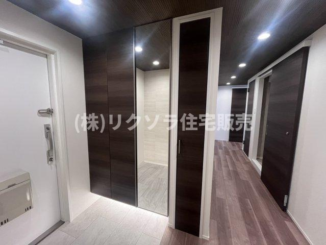 コム古川橋の収納|玄関収納　姿見付きシューズボックス
■物件内覧・資金計画相談・住宅ローン相談、リフォーム相談、お問合せ受付中■
※当日・翌日のご内覧、ご相談はお電話でのお問合せがスムーズです！