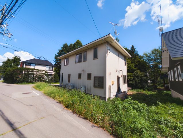 【商談中】中軽井沢 中部小学校至近 住友林業施工の中古戸建の前面道路含む現地写真