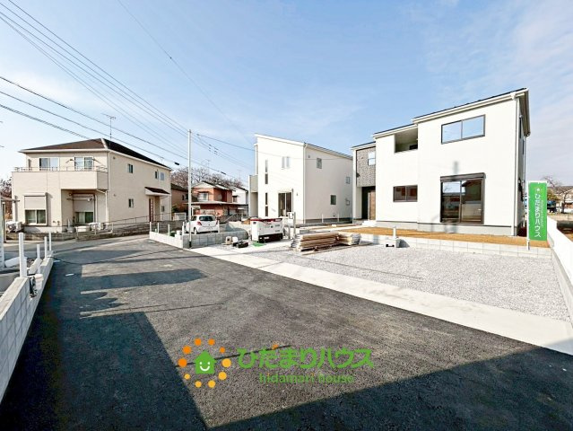 古河鴻巣第6　新築一戸建て　02　リーブルガーデンの前面道路含む現地写真