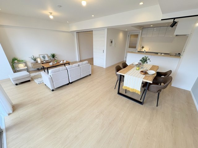 パークフィールドみさとテラ・ウエスト２街区１号館の居間・リビング|ソファやダイニングセットを置いてもゆとりのある24.4帖のリビング